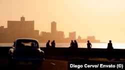 La población cubana se ha reducido drásticamente en los últimos años. Un atardecer en el muro del Malecón en La Habana, Cuba.