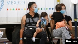 Eduardo Torobo y Amelin Acosta, migrantes de Cuba bajo el programa de Protocolos de Protección al Migrante (MPP), esperan en el albergue temporal para migrantes Leona Vicario, antes de ser trasladados para continuar con su solicitud de asilo en EEUU.