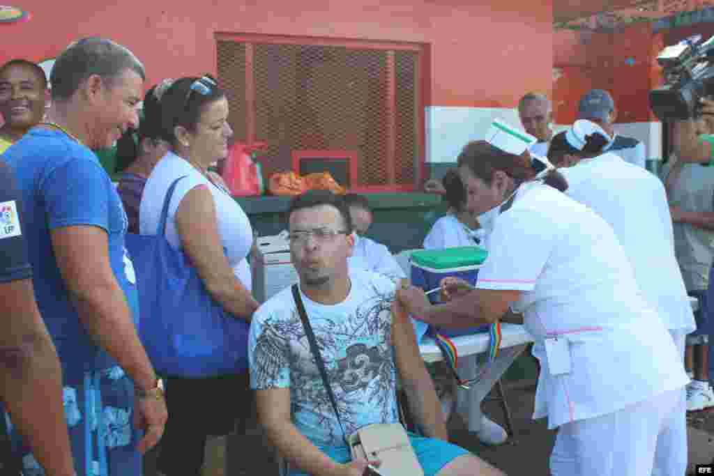 Los casi 1.000 cubanos varados en Panamá están "desesperados" ante la "incertidumbre" en la que se encuentran y pidieron hoy a los gobiernos de América Central que les permitan seguir su viaje hacia Estados Unidos.