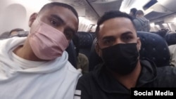 Los periodistas independientes Héctor Luis Valdés Cocho y Esteban Rodríguez.