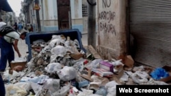 Un panorama común en varias ciudades de Cuba, vertederos desbordados de basura que pueden permanecer en el lugar por meses sin ser recogidos.