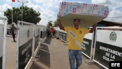 Foto Archivo. Un hombre cruza la frontera colombo-venezolana.