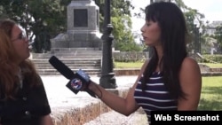 La periodista independiente Iliana Henández (derecha) realiza una entrevista para el proyecto Lente Cubano.