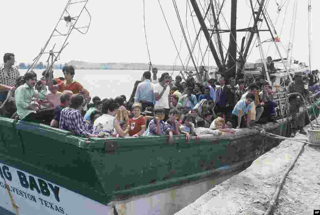 Castro aprovechó la crisis para vaciar las cárceles de presos comunes y enviarlos a Estados Unidos. AP Photo/Jaques Langevin