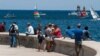 Habaneros observan desde el Malecón las embarcaciones de la regata Havana Challenge, realizada en mayo del 2015 entre Cayo Hueso y La Habana 