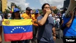 Opositores marchan al centro de Caracas para exigir el cese de la represión en las protestas.