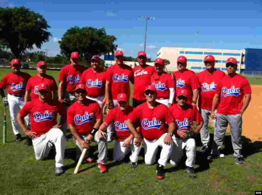 Equipo rojo de Cuba que participó en el "Juego del Reencuentro", efectuado en Hialeah. En la segunda fila, tercero de izq. a derecha Eddy Oropesa, Feliciano González, Rolando Arrojo, Antonio Muñoz y otros jugadores cubanos.