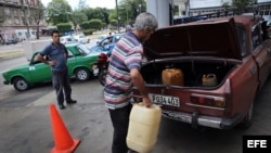 Conductores abastecen sus autos de combustible hoy, viernes 31 de marzo de 2017, en una gasolinera de La Habana (Cuba). Cuba limitará a partir de mañana la venta de gasolina especial solo a los autos rentados por turistas, una medida que aún no se ha hec