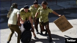 La líder de las Damas de Blanco, Berta Soler, es arrestada a la salida de la sede del grupo opositor en Lawton, La Habana.