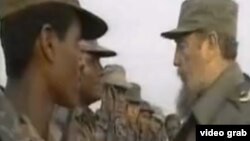 Fidel Castro habla con soldados cubanos.
