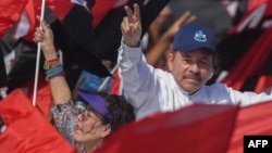 El presidente de Nicaragua, Daniel Ortega, y su esposa, la vicepresidenta Rosario Murillo, saludan a sus seguidores en la celebración del 39 aniversario de la revolución sandinista.