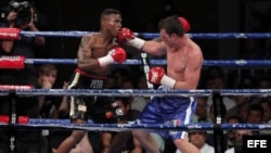 El estadounidense Peter "Kid Chocolate" Quillin (i) y el escocés Craig McIntosh McEwan (d) intercambian golpes, durante la pelea coestelar de peso medio en la velada Boxing After Dark que se realiza en el Centro de Convenciones de Cancùn (Mèxico). Foto de archivo.