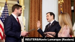 Marco Rubio es juramentado como Secretario de Estado por el vicepresidente de EEUU, JD Vance, en el edificio de oficinas ejecutivas de Eisenhower en Washington, el 21 de enero de 2025. REUTERS/Kevin Lamarque