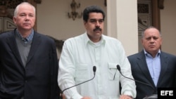 Nicolás Maduro (c), acompañado del ministro de Energía y Petróleo, Rafael Ramírez (i) y el presidente de la Asamblea Nacional, Diosdado Cabello (d) durante un discurso el 12 de diciembre de 2012, en Caracas, Venezuela.