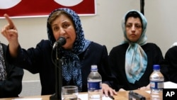 Las Premios Nobel de la Paz de Irán, Shirin Ebadi y Narges Mohammadi, de izquierda a derecha, el 27 de agosto de 2007 en Teherán. (AP/Vahid Salemi).