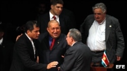 Los mandatarios de Ecuador, Venezuela y Cuba en Caracas, Venezuela, en la Cumbre de CELAC 2011.
