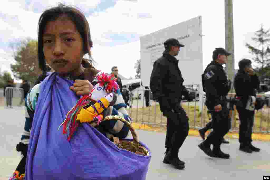 Una niña indígena camina cerca del centro deportivo municipal de San Cristóbal de las Casas, donde se llevará a cabo la santa misa con las comunidades indígenas en Chiapas.