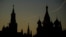 La torre Spasskaya del Kremlin y la Catedral de San Basilio vistas al atardecer en Moscú, Rusia, en septiembre de 2024. (AP/Pavel Bednyakov/Archivo)