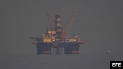 La firma española Repsol anunció que un primer pozo perforado en aguas profundas estaba seco.