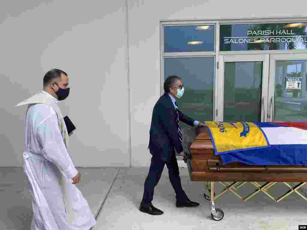 Cubierto el féretro del Padre Carrillo con la bandera cubana y de la Brigada 2506