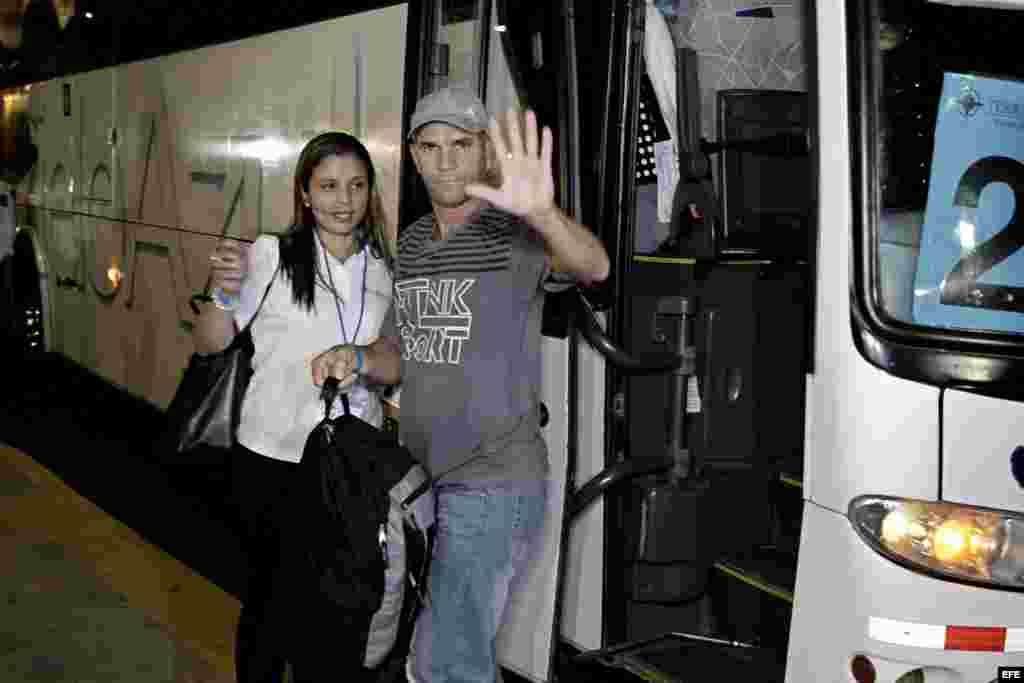 Migrantes cubanos llegan hoy, martes 12 de enero de 2016, al aeropuerto Daniel Oduber en Liberia (Costa Rica).