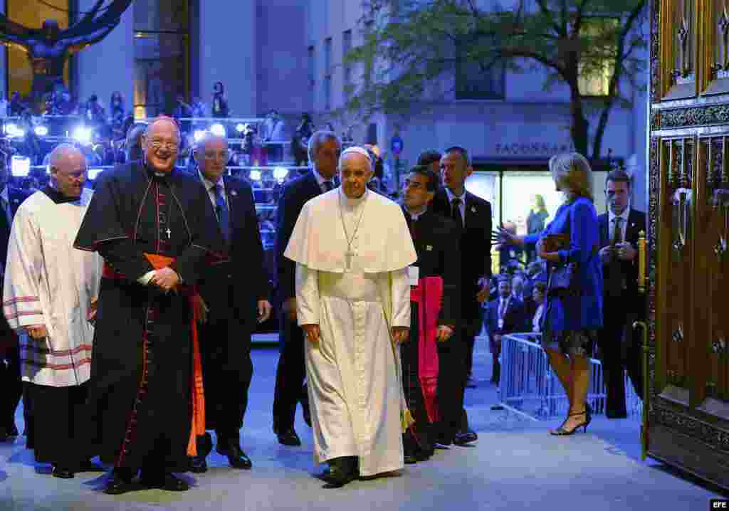 El papa Francisco (c) a su llegada a la Catedral de San Patricio en Nueva York.