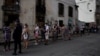 Una cola en La Habana durante la pandemia.