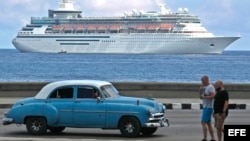Un crucero entra a la bahía de La Habana.