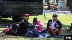 Ciudadanos cubanos que viven en Ecuador y buscan visado humanitario para ir a Estados Unidos. EFE