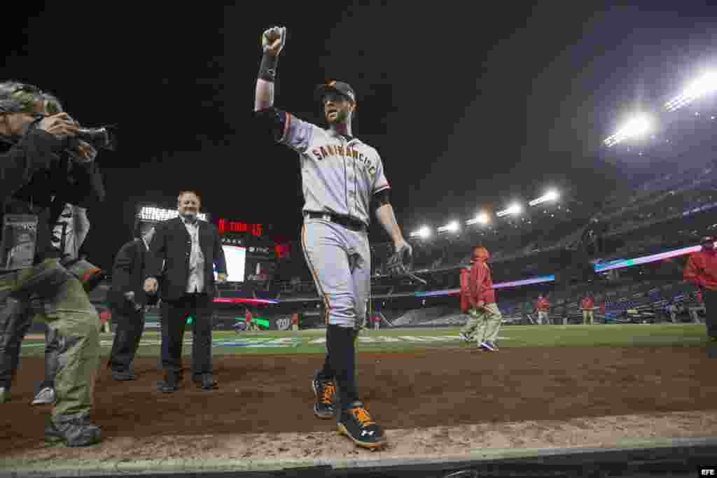Brandon Belt, de los Gigantes, saluda a los espectadores tras la carrera del triunfo sobre los Nacionales de Washington