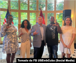 Hammer posa junto a familiares de presos políticos y la periodista y activista Iris Mariño, invitados a la recepción para dar la bienvenida a su nuevo Jefe de Misión Adjunto, Roy Perrin.