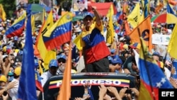 El candidato opositor Henrique Capriles Radonsky encabeza una caravana electoral el domingo 30 de septiembre de 2012, en la Caracas (Venezuela).