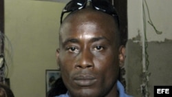 HAB102- LA HABANA (CUBA), 14/05/07.- El disidente cubano Jorge Luis García Pérez (der), conocido como "Antúnez", liberado el mes pasado tras cumplir una condena de 17 años, asiste hoy, 14 de mayo de 2007, en La Habana, junto con otros 40 disidentes, a la