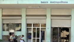 Ancianos cubanos enfrentan dificultades con cajeros inoperables y largas colas para cobrar sus pensiones Ancianos cubanos enfrentan dificultades con cajeros inoperables y largas colas para cobrar sus pensiones