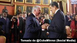 Díaz-Canel felicita a Maduro el día en que juró su último mandato, el 10 de enero de 2025, en el Palacio Federal Legislativo en Caracas.