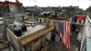 Banderas de Cuba y EEUU cuelgan en un balcón de La Habana. (Reuters/Ivan Alvarado).