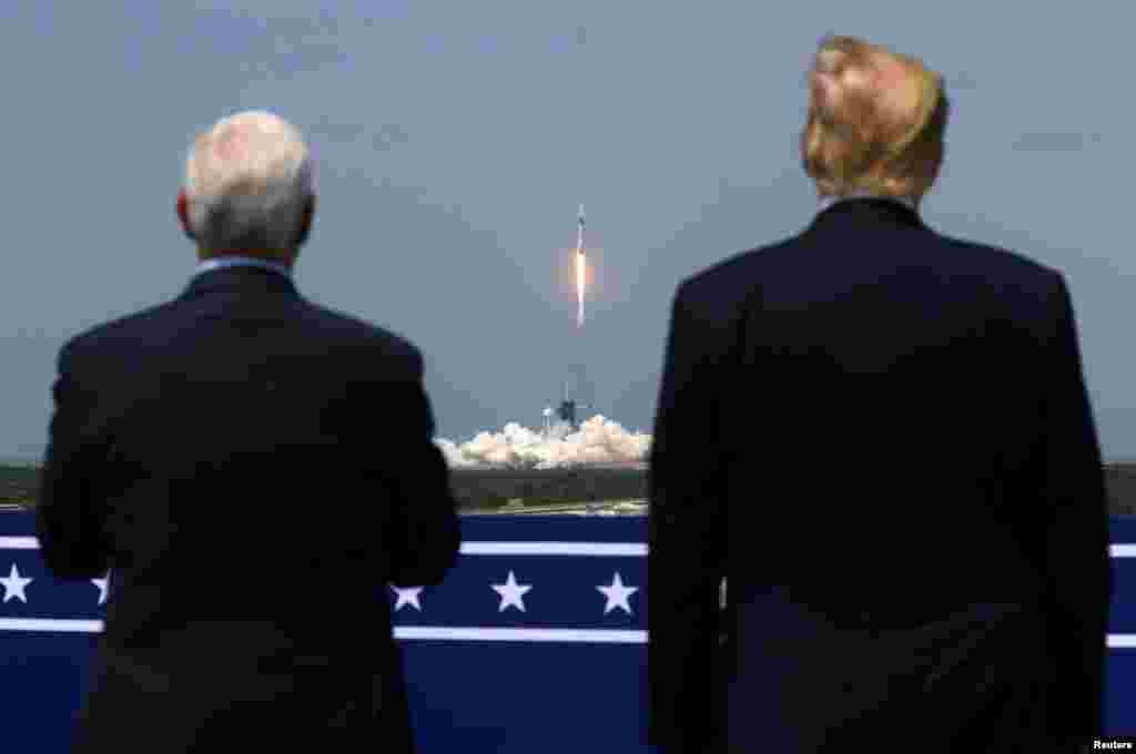 El presidente Donald Trump y el vicepresidente Mike Pence observan el lanzamiento de la nave SpaceX Crew Dragon, en Cabo Cañaveral, el 30 de mayo del 2020.