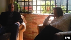 Fotografía de archivo del 12 de enero de 2012 de la jueza María Lourdes Afiuni (d) junto a su abogado defensor, José Graterol (i).