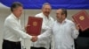 Juan Manuel Santos, Timoleon Jiménez, "Timochenko" junto a Raúl Castro tras firmar el acuerdo de Paz en La Habana el 23 de junio de 2016.