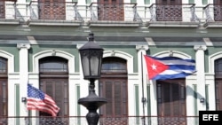 Las banderas de Estados Unidos y Cuba ondean en los balcones de un hotel hoy, sábado 18 de julio del 2015, en La Habana (Cuba).