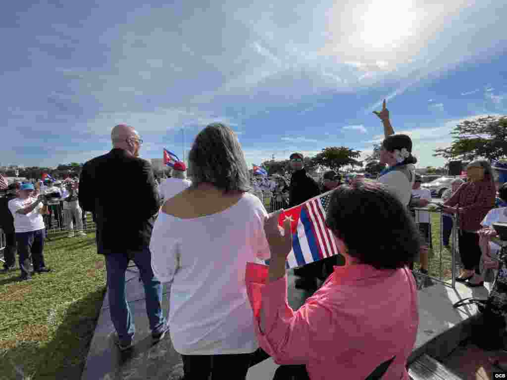 La Asamblea de la Resistencia Cubana encabeza una caravana de carros, desde el Cuban Memorial en el Tamiami Park, en Miami, para solidarizarse con las marchas cívicas en Cuba.