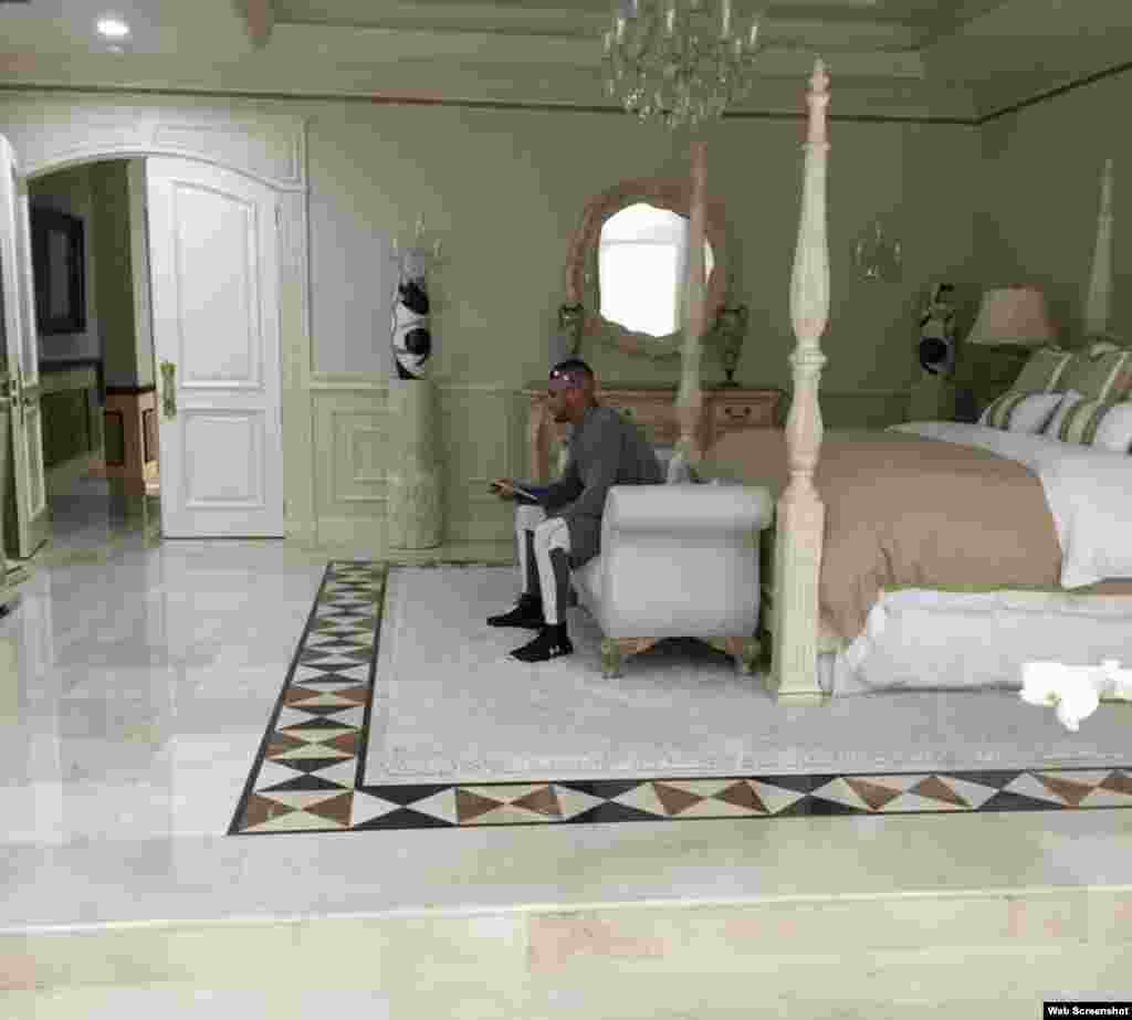 Después del entrenamiento, los hermanos Gourriel disfrutan su mansión en la Florida. La compañía Wasserman Media Group se ha hecho cargo de los peloteros cubanos.  