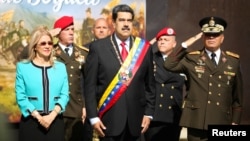 Nicolás Maduro junto a su esposa Cilia Flores, el ministro de defensa Vladimir Padrino y otros funcionarios.