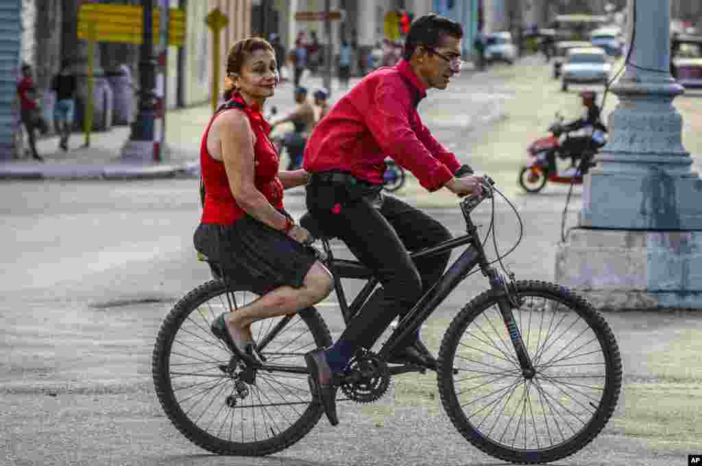 Cubanos se transportan en bicicleta en La Habana.  (AP Photo/Ramon Espinosa)