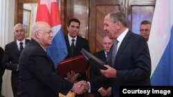 Ricardo Cabrisas firma acuerdo con el canciller ruso Serguei Lavrov, en Moscú.