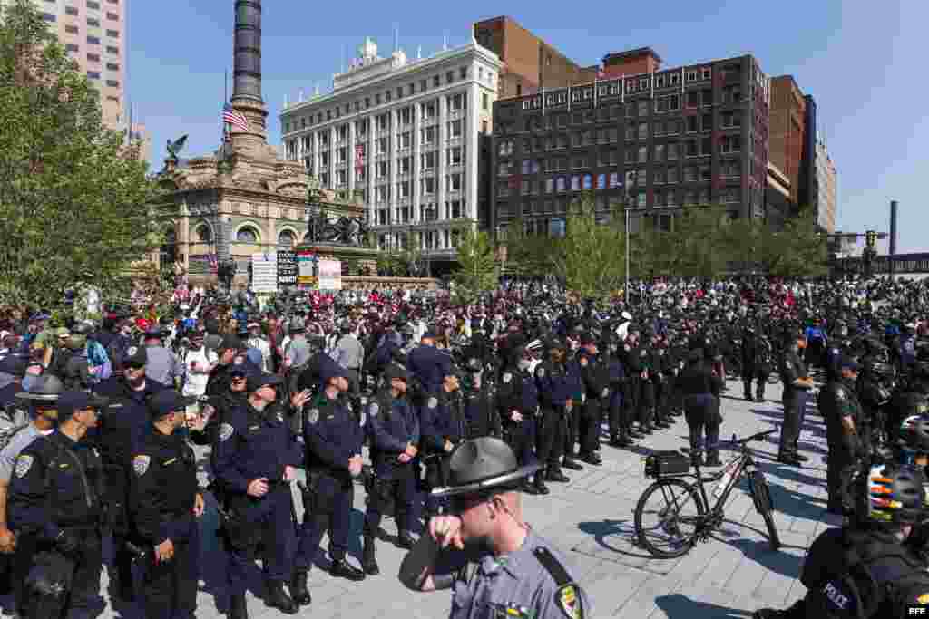 Personas protestan en cercanías al Quicken Loans Arena, donde se realiza la Convención Republicana 2016
