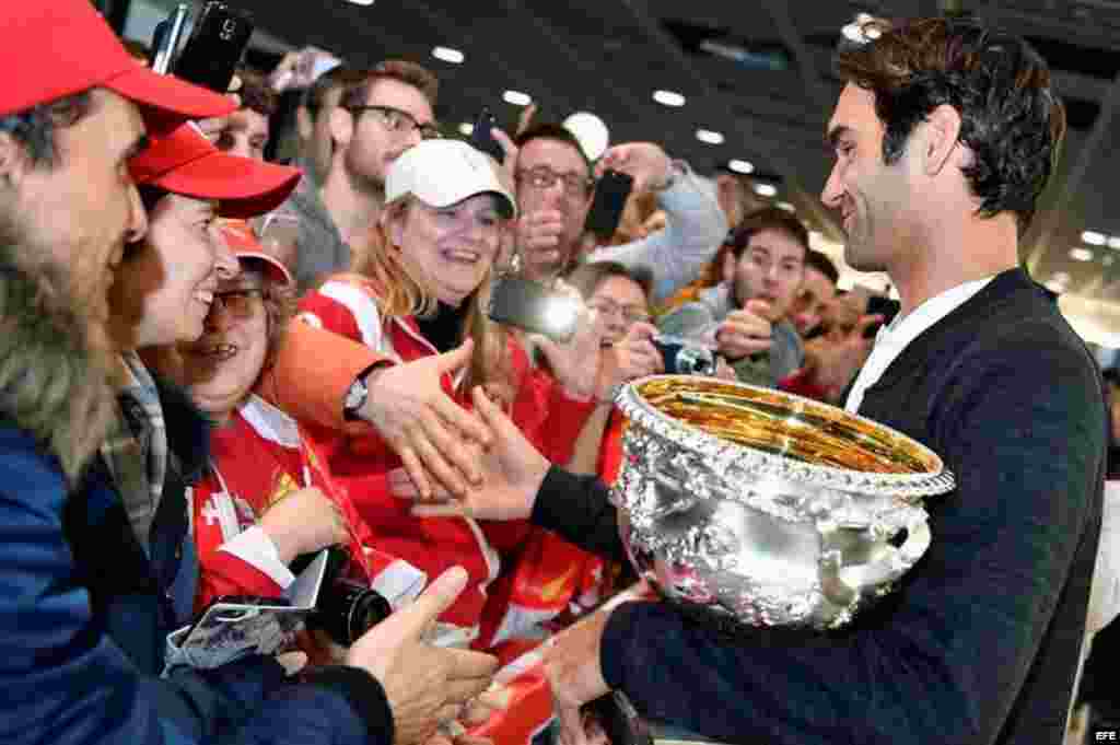 El tenista suizo Roger Federer (d) posa con los fans que le aguardaban a su llegada al aeropuerto de Zúrich (Suiza), el 31 de enero de 2017. Federer conquistó su quinto título del Abierto de Australia, el 18 Grand Slam de su carrera, tras derrotar al español Rafael Nadal en la final disputada el pasado 29 de enero.  