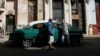 Un taxista conversa en una calle de La Habana en medio de las restricciones por el rebrote de coronavirus. (REUTERS/Stringer)