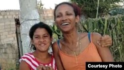 Yanelis Deuz Durán a la izquierda junto a su hija Tomado de Facebook de Osiel Morales.