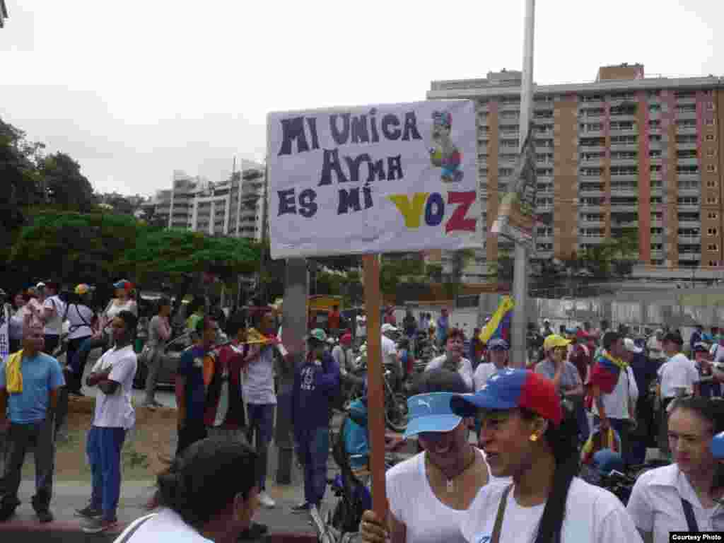 La Toma de Caracas. Cortesía de Alvaro Algarra Corresponsal de la VOA en Caracas.